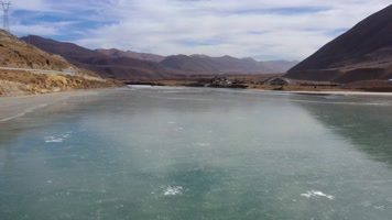 西藏高原湖泊冬季结冰航拍