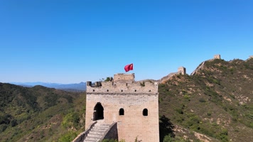 长城上的红旗迎风飘扬