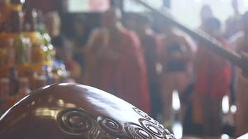 宗教人文寺庙僧人敲木鱼敲梆烧香