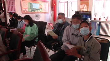 村民社员党员在一起座谈会学习过节