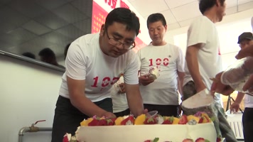 七一党的生日党员吃蛋糕庆祝