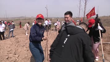 党员青年义务植树党旗飘飘