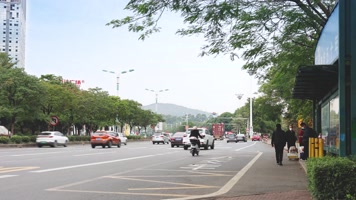 公交车站户外人流延时视频4K实拍