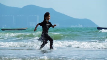 海边奔跑的小女孩