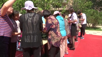 传统节日端午节社区居民在一起包粽子