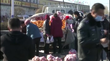 公安局食药环民警走进农村集市宣传保护野生