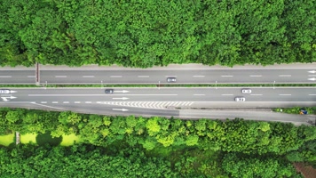 原生态绿色公路车流航拍