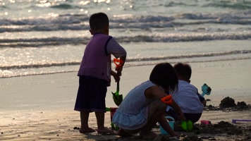 海边玩泥巴的小孩