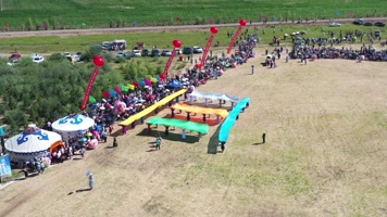 草原那达慕开幕式各种方队依次走过主席台