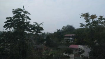 火车上拍摄秋天秦岭山中的城镇