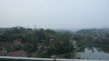 火车上拍摄秋天秦岭山中的城镇