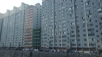 火车上拍摄秋天秦岭山中的城镇