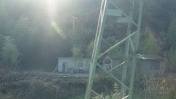 火车上拍摄秋天秦岭山中的风光