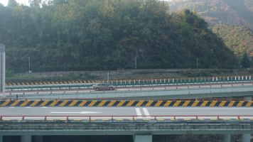 火车上拍摄秋天秦岭山中的风光