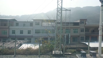 火车上拍摄秋天秦岭山中的风光