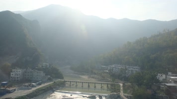 火车上拍摄秋天秦岭山中的风光