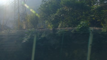 火车上拍摄秋天秦岭山中的城镇