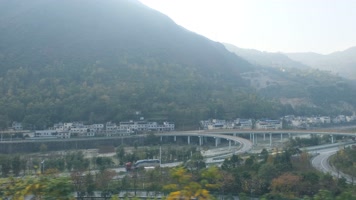 火车上拍摄秋天秦岭山中的风光