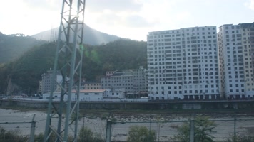 火车上拍摄秋天秦岭山中的城镇