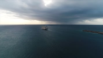 轮船在大海上航行新