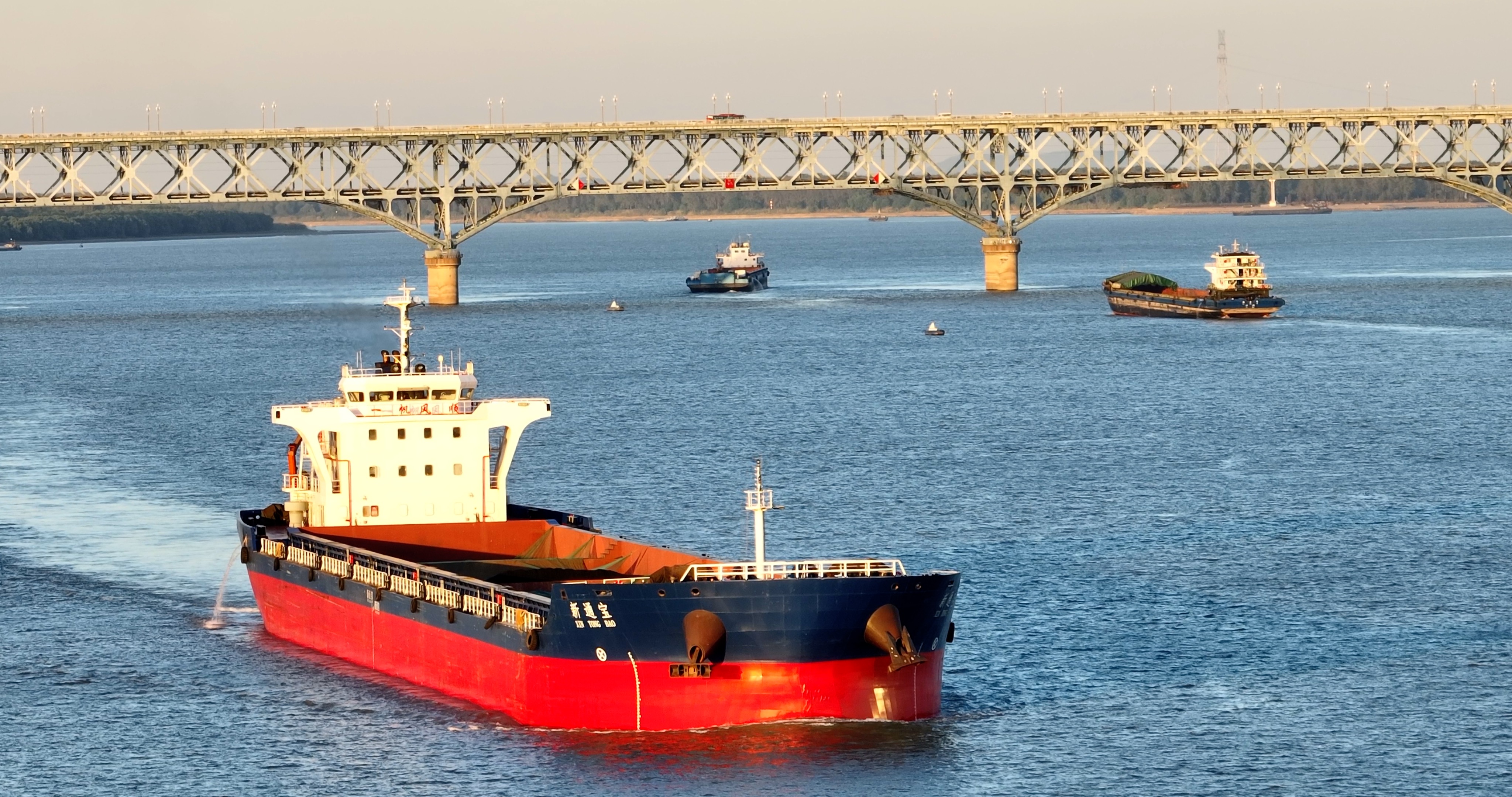 长江 长江航运 南京港口 码头 轮船 长江保护 港口 货轮 南京长江 南京城市 南京长江大桥 傍晚 夕阳