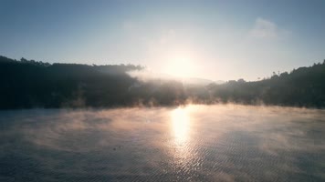 日出湖面雾