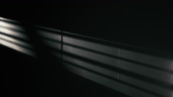 墙壁上掠过的光影