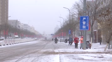 大雪纷飞人们出行困难街路被雪覆盖