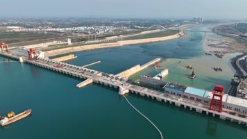 4K环绕航拍桂平大藤峡水电站一镜到底