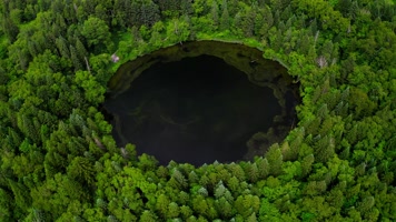 长白山_V1-0147原始密林中的圆形湖泊