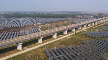 4K航拍桂平动车穿梭光伏H