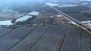 4K航拍桂平光伏动车驶过H