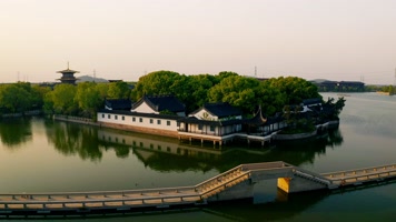 广富林_V1-0001上海松江广富林遗址4K航拍江南水乡里的寺庙