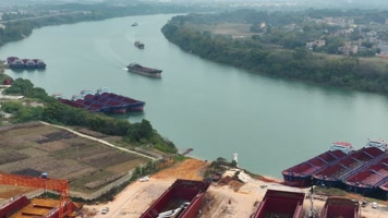 4K航拍桂平郁江货船漂泊