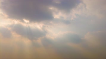 黄昏夕阳西下阳光穿过云层延时