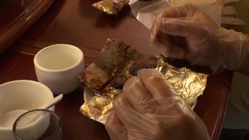 朋友在一起聚餐吃烤肉