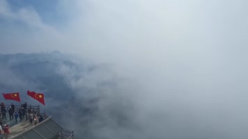 实拍  国旗与云海