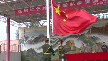 军人在学校展示升旗仪式