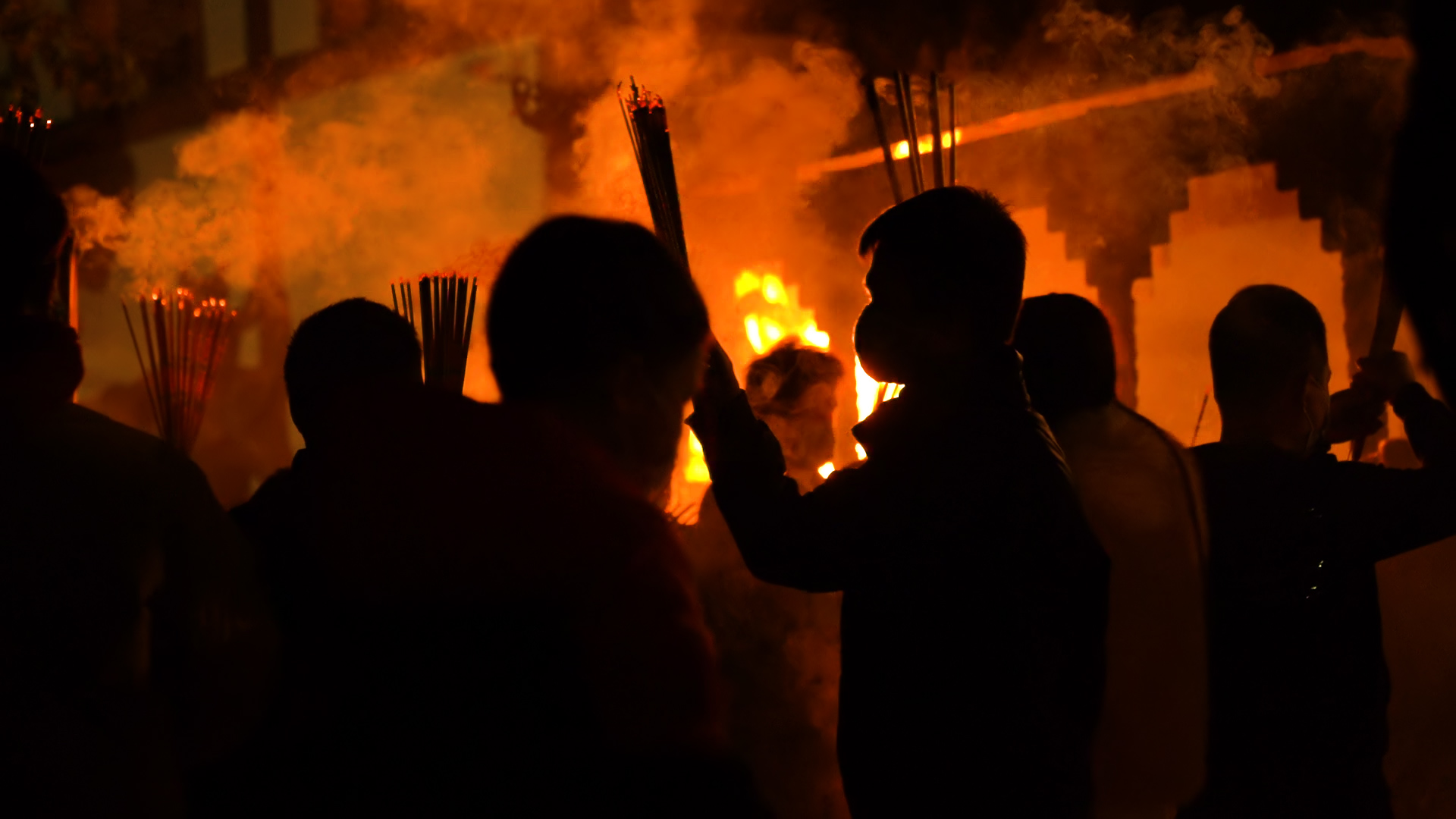 寺庙香客烧香拜佛 寺庙香客烧香拜佛