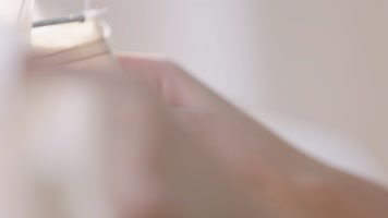 挑选衣服的手部特写