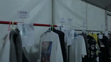 服装展后台搭配好的衣服