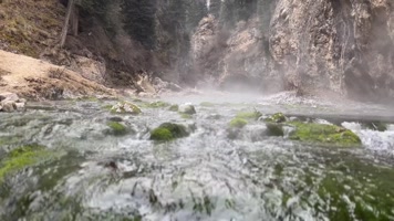 低角度拍摄冬日郎木寺峡谷温泉