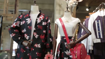 商店橱窗里的鲜花和服装