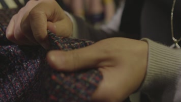 检查揉搓服装面料