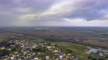 4K延时航拍宾阳动车驶过火龙果园和胡萝卜