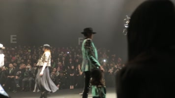 观看服装发布会