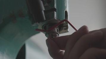 给牛仔裤安装扣子1