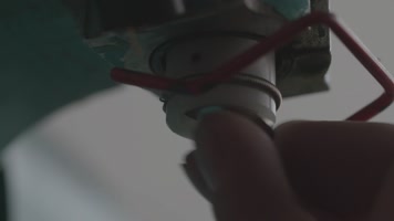 给牛仔裤安装扣子3