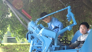 春天阳光孩子们体验战地公园舰炮操作