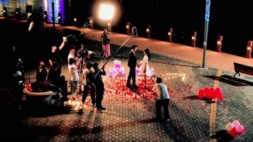 航拍城市夜景下求婚